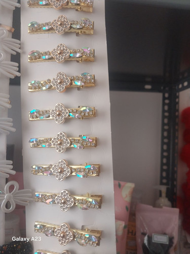 گیره فلزی طلائی